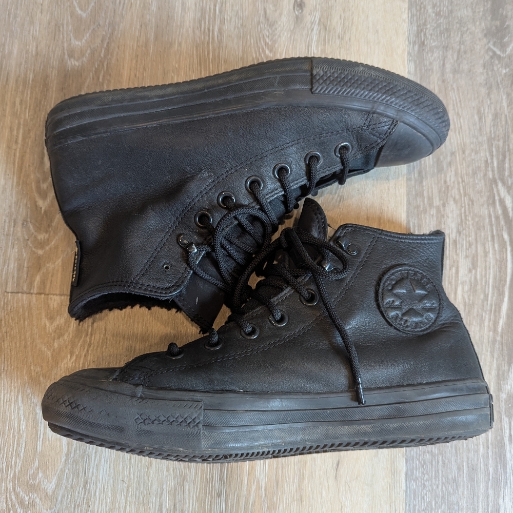 Converse Mountain Club Size 8 Black Leather Sherpa Lined High-Top Sneakers